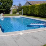 Bordillo piscina piedra natural con gresite Arquipedra